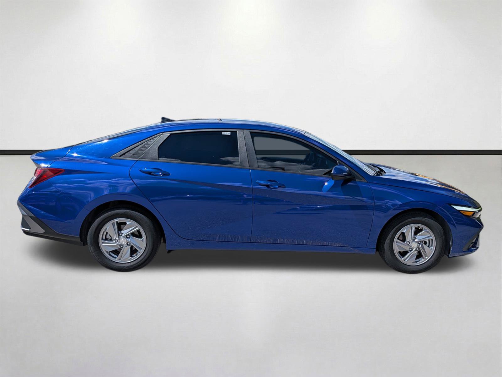 Used 2024 Hyundai Elantra SE FWD image 3