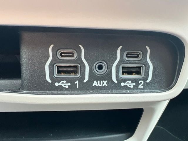 Used 2023 Chrysler Pacifica Touring-L AWD/4WD image 31