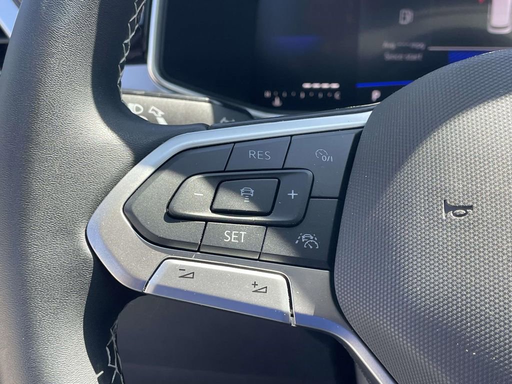 Used 2025 Volkswagen Taos SE FWD image 21