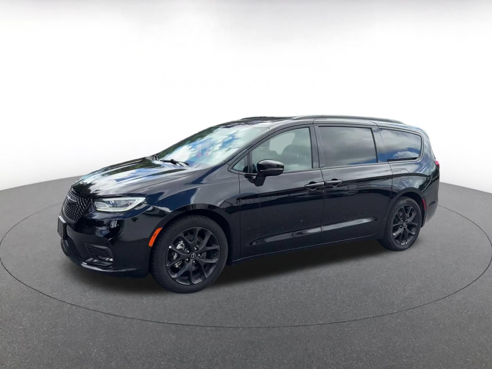 Used 2025 Chrysler Pacifica Limited FWD image 6