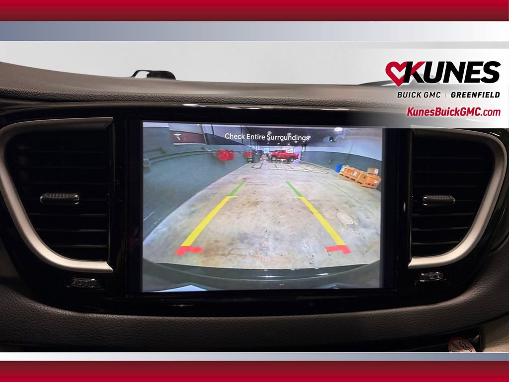 Used 2024 Chrysler Pacifica Touring-L FWD image 27