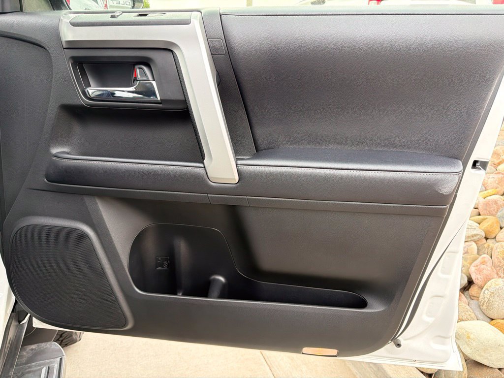 Used 2020 Toyota 4Runner SR5 AWD/4WD image 32