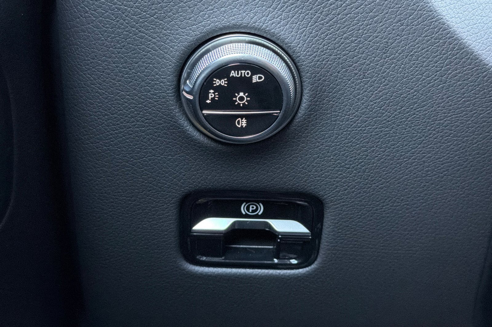 Certified 2025 Mercedes-Benz GLC 300 GLC 300 4MATIC image 33