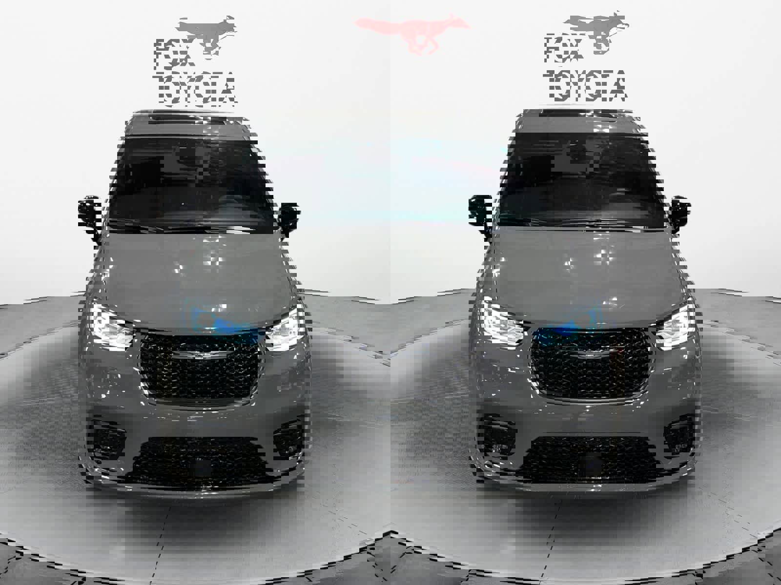 Used 2023 Chrysler Pacifica Limited w/ Uconnect Theater Family Group image 9