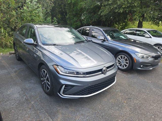 Certified 2025 Volkswagen Jetta SE FWD image 3