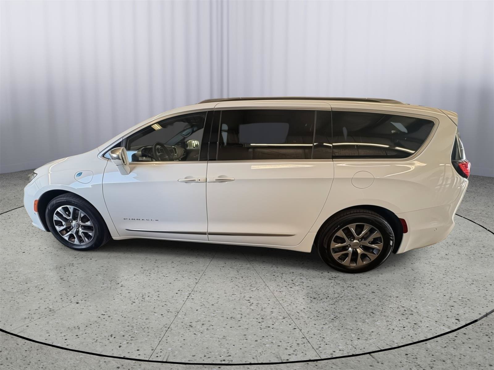 Used 2024 Chrysler Pacifica Pinnacle FWD image 8