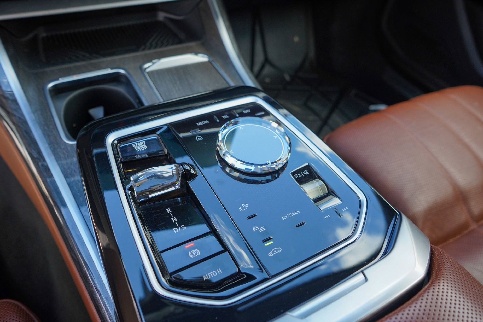 Used 2024 BMW 750e xDrive w/ Executive Package image 15