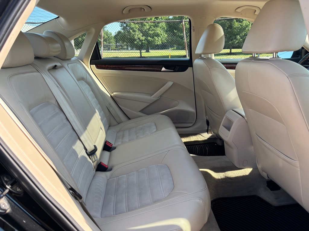Used 2012 Volkswagen Passat 2.5 SEL FWD image 12