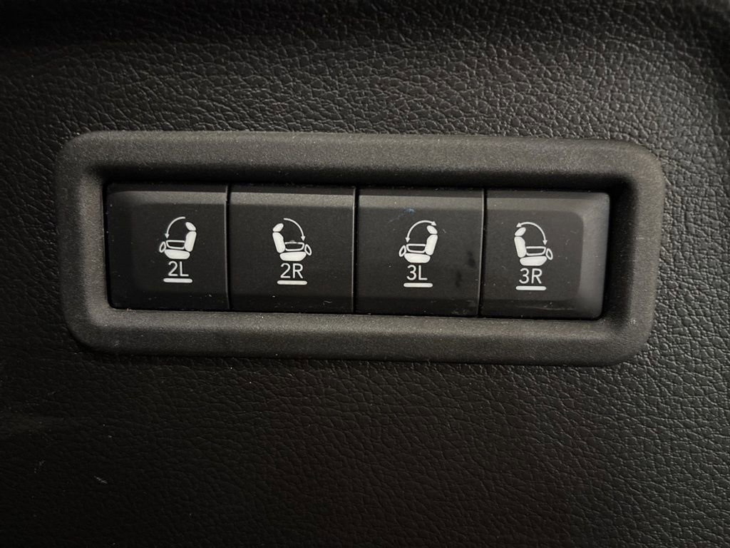 Used 2024 Jeep Wagoneer L Series III w/ Flexible Seating Group image 13