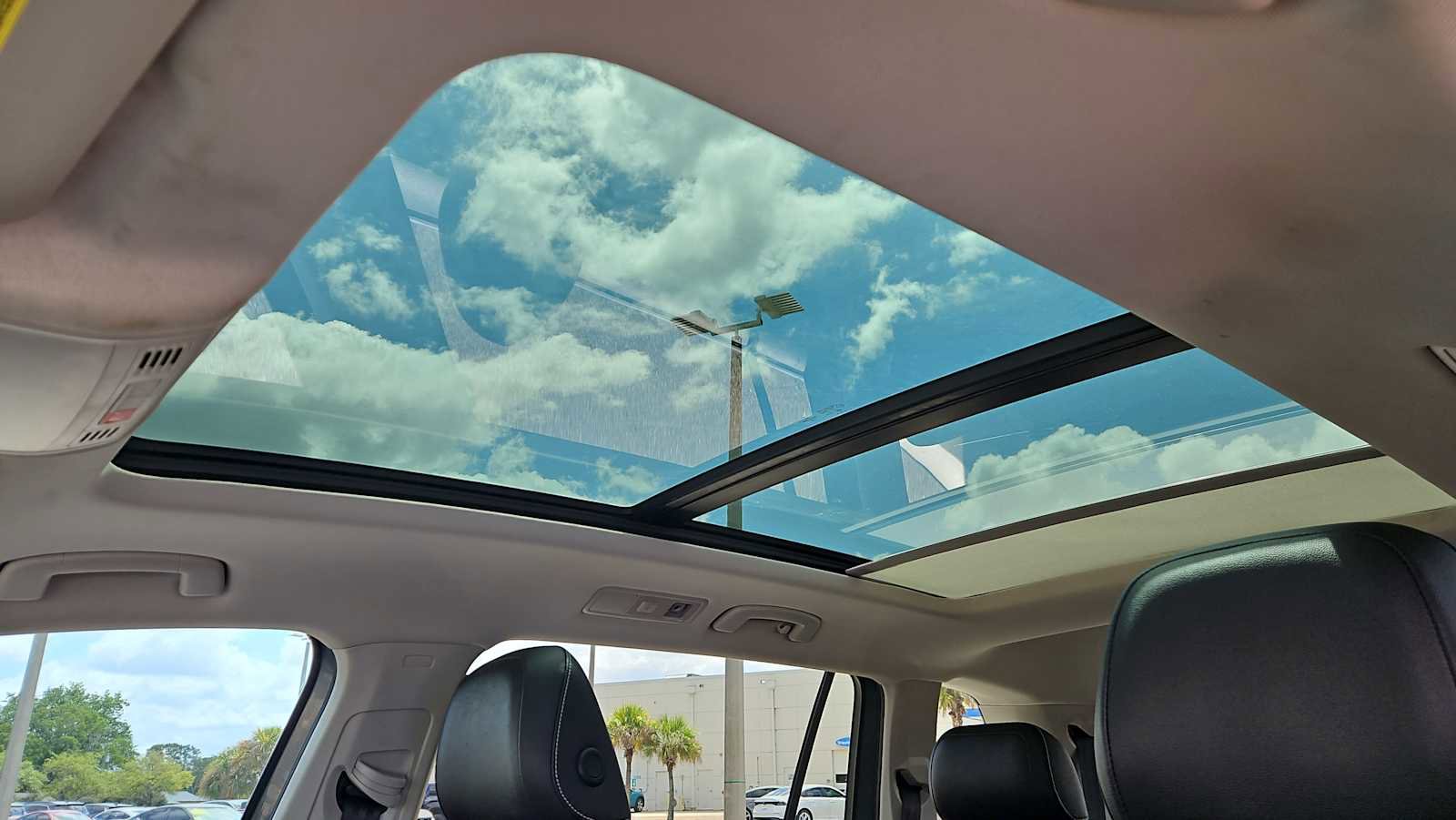 Used 2021 Volkswagen Tiguan SE w/ Panoramic Sunroof Package FWD image 16