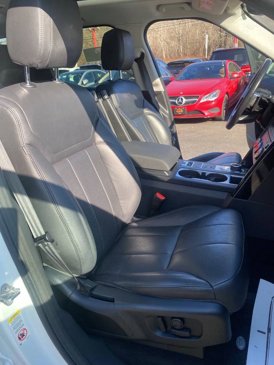 Used 2018 Land Rover Discovery SE image 25