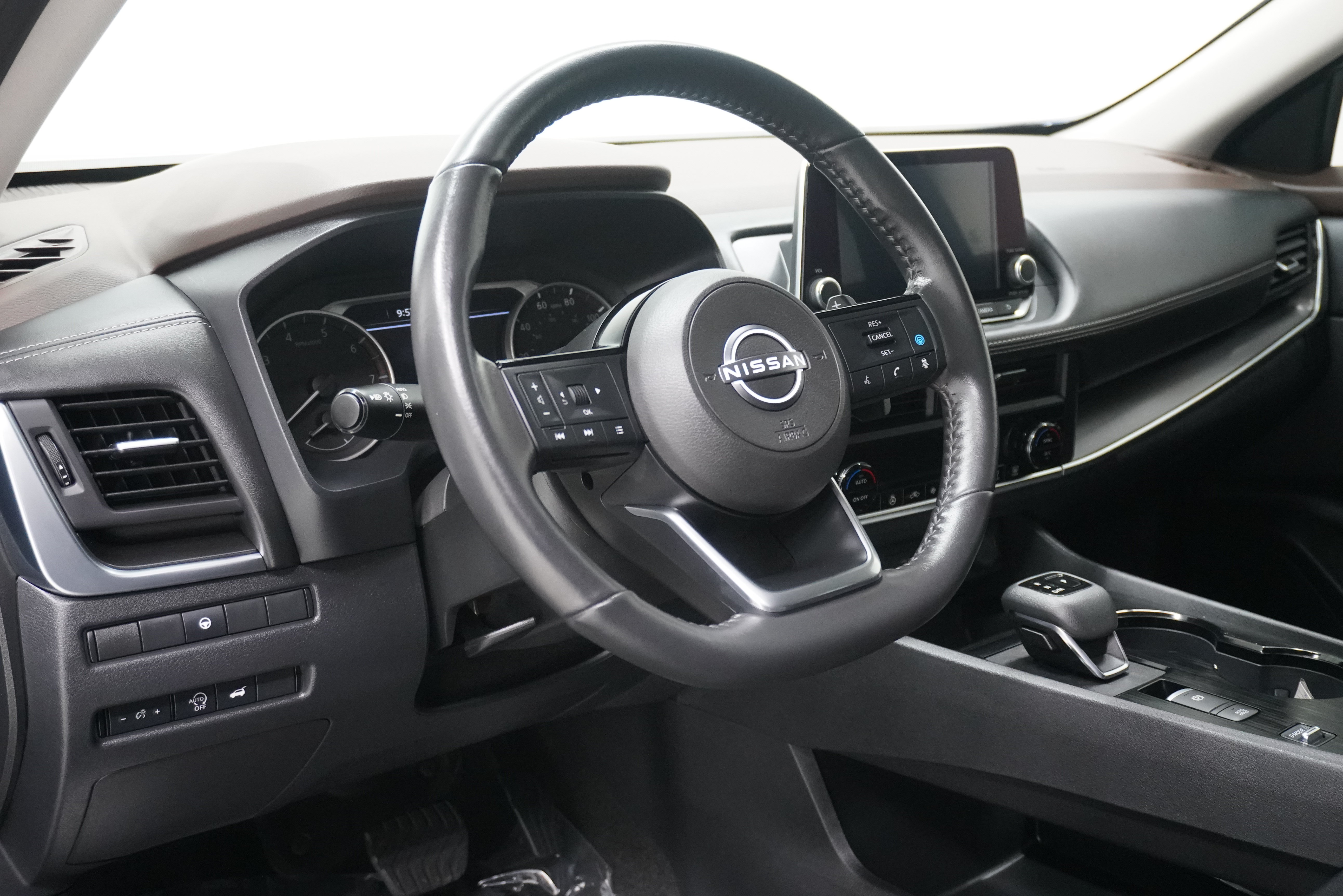 Used 2023 Nissan Rogue SV w/ SV Premium B Package FWD image 10