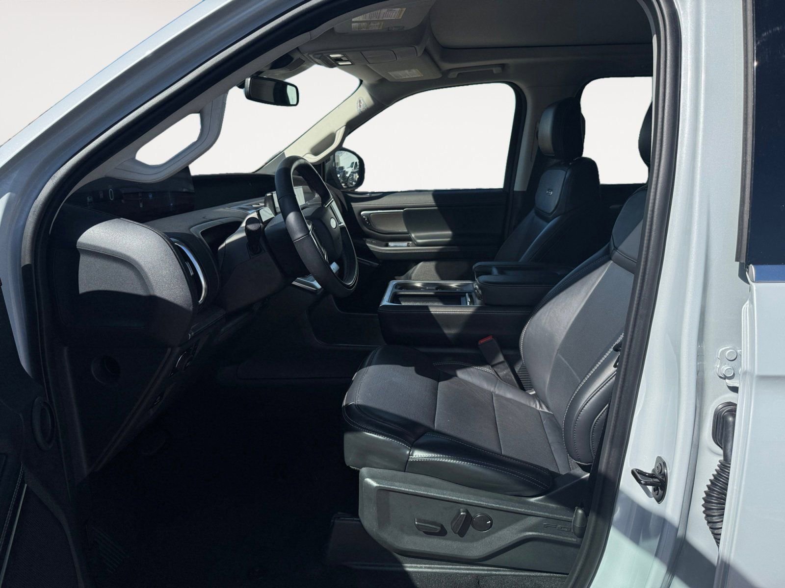 Used 2025 Ford Expedition Platinum image 9