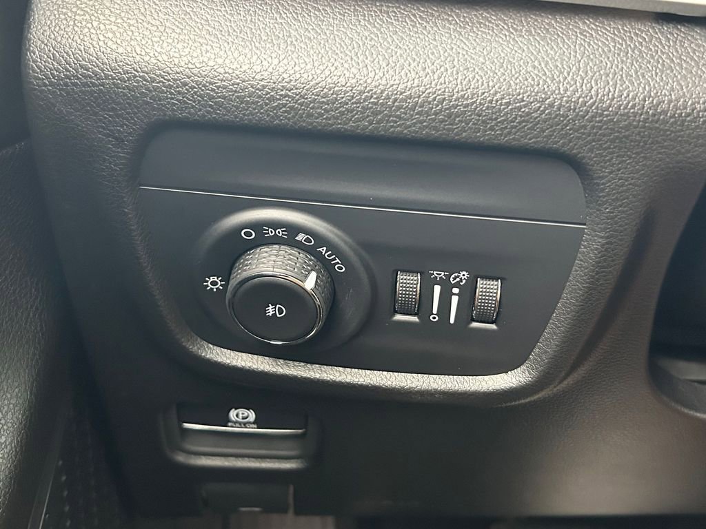 Used 2024 Jeep Grand Cherokee Limited w/ Luxury Tech Group II image 16