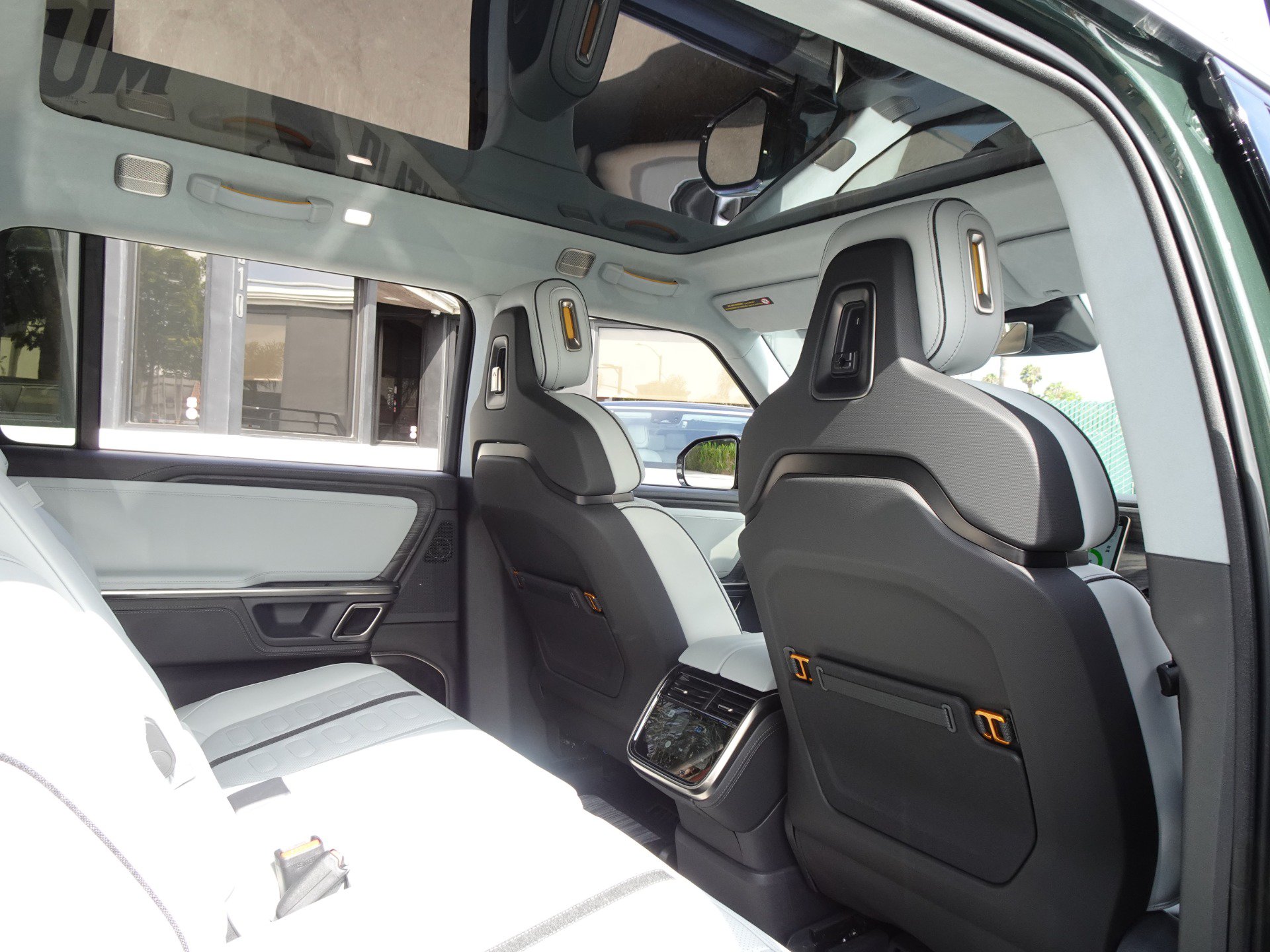 Used 2024 Rivian R1S Adventure AWD/4WD image 19