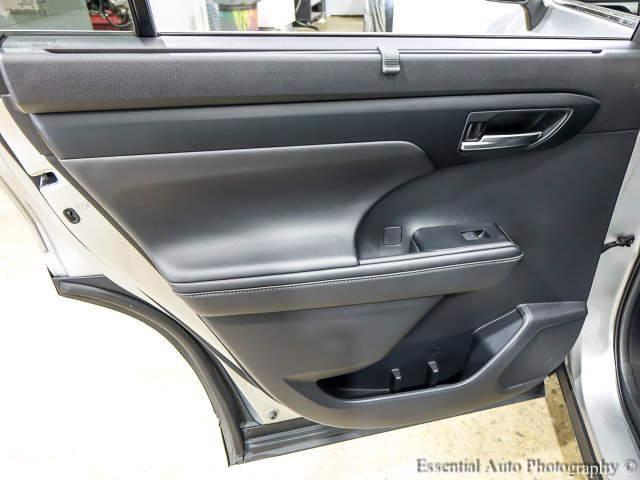 Used 2020 Toyota Highlander XLE AWD/4WD image 23