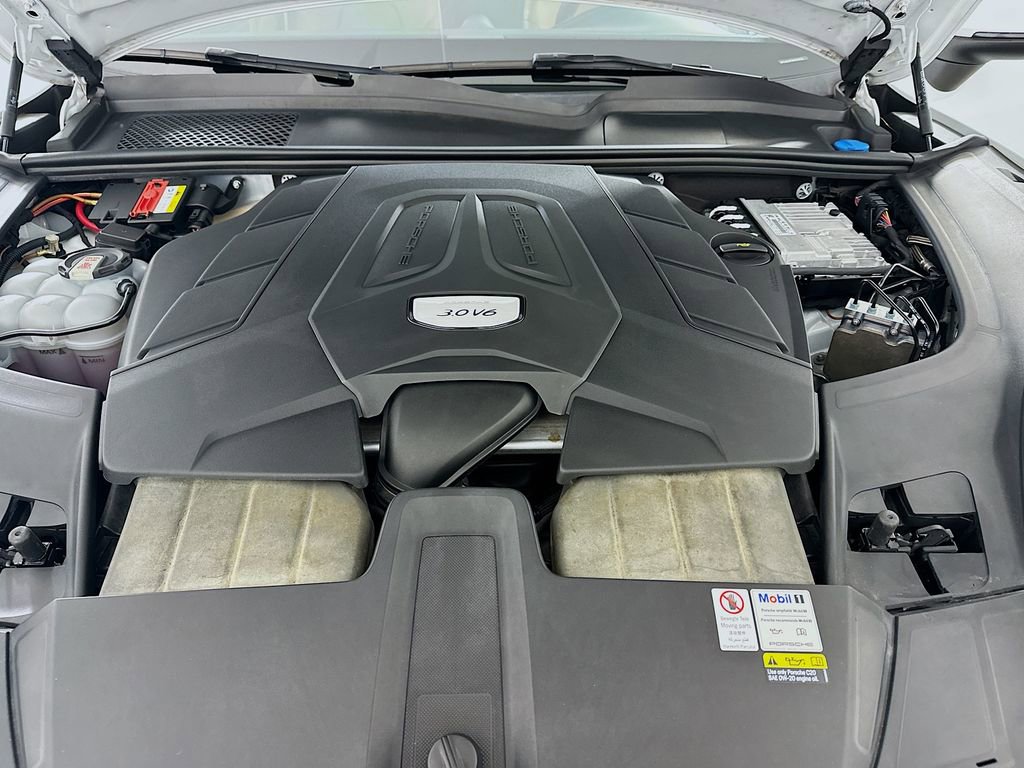 Certified 2022 Porsche Cayenne Platinum Edition image 32