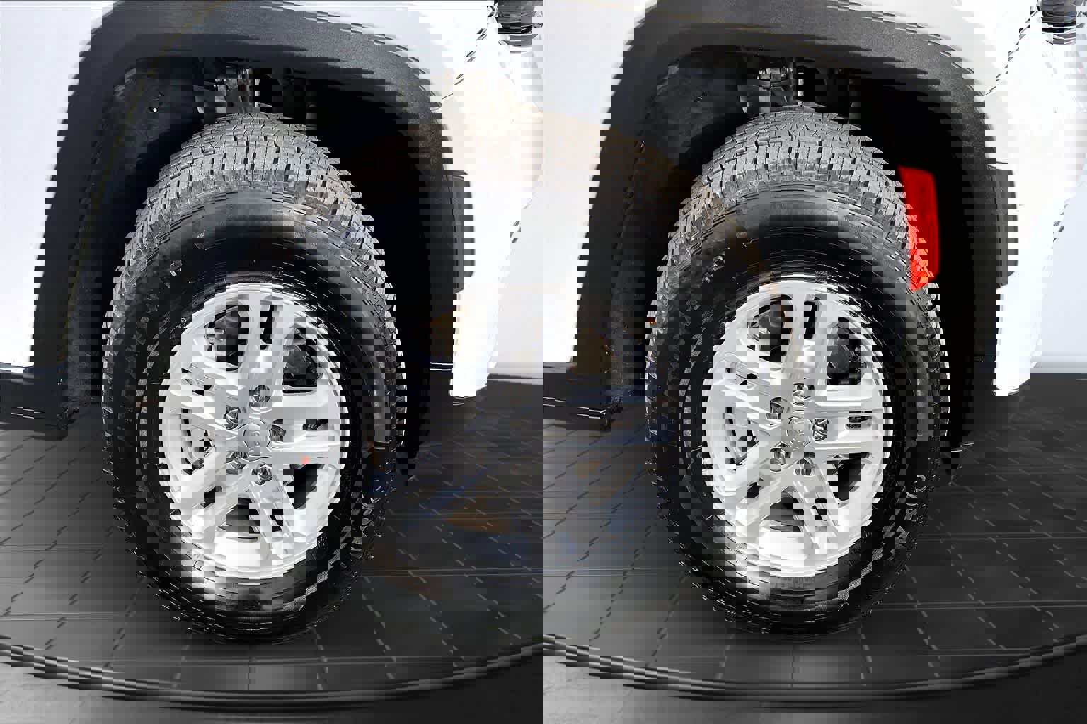 Used 2024 Jeep Grand Cherokee Laredo image 34