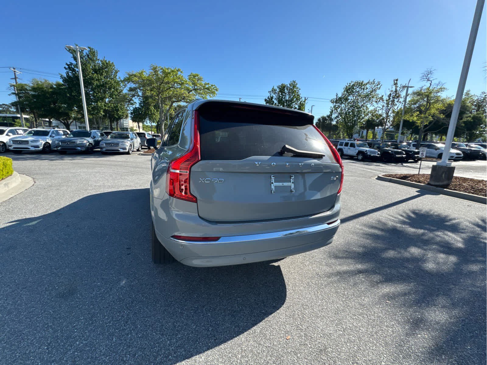 Certified 2024 Volvo XC90 B6 Ultimate w/ Lounge Package image 13