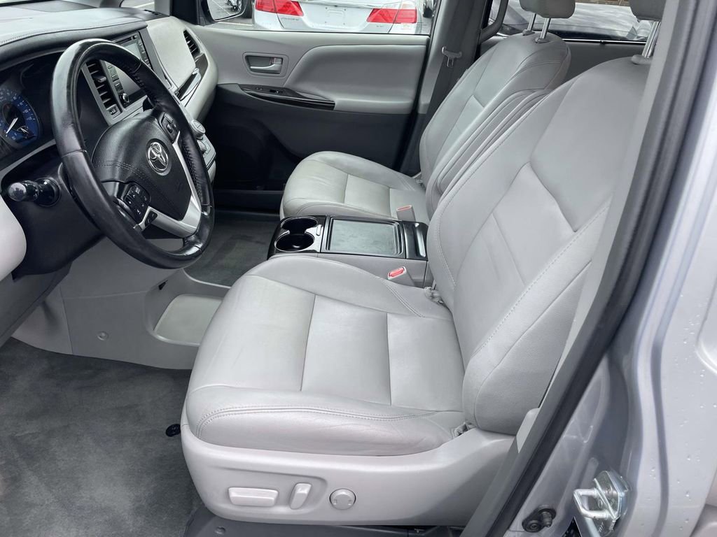 Used 2018 Toyota Sienna XLE Premium image 29