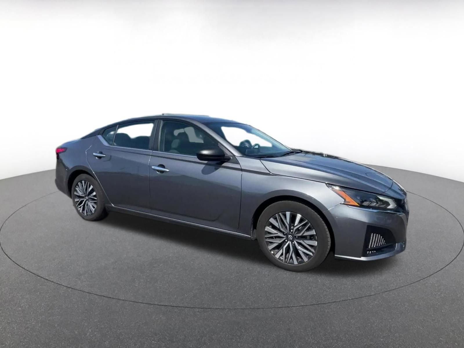 Used 2025 Nissan Altima 2.5 SV FWD image 2