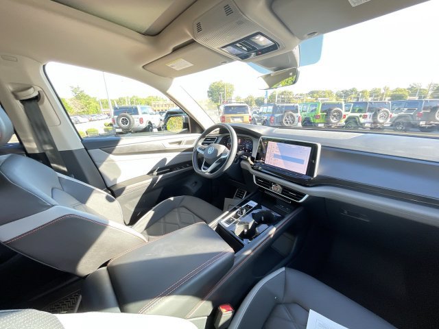 Used 2024 Volkswagen Atlas Peak Edition SEL AWD/4WD image 35