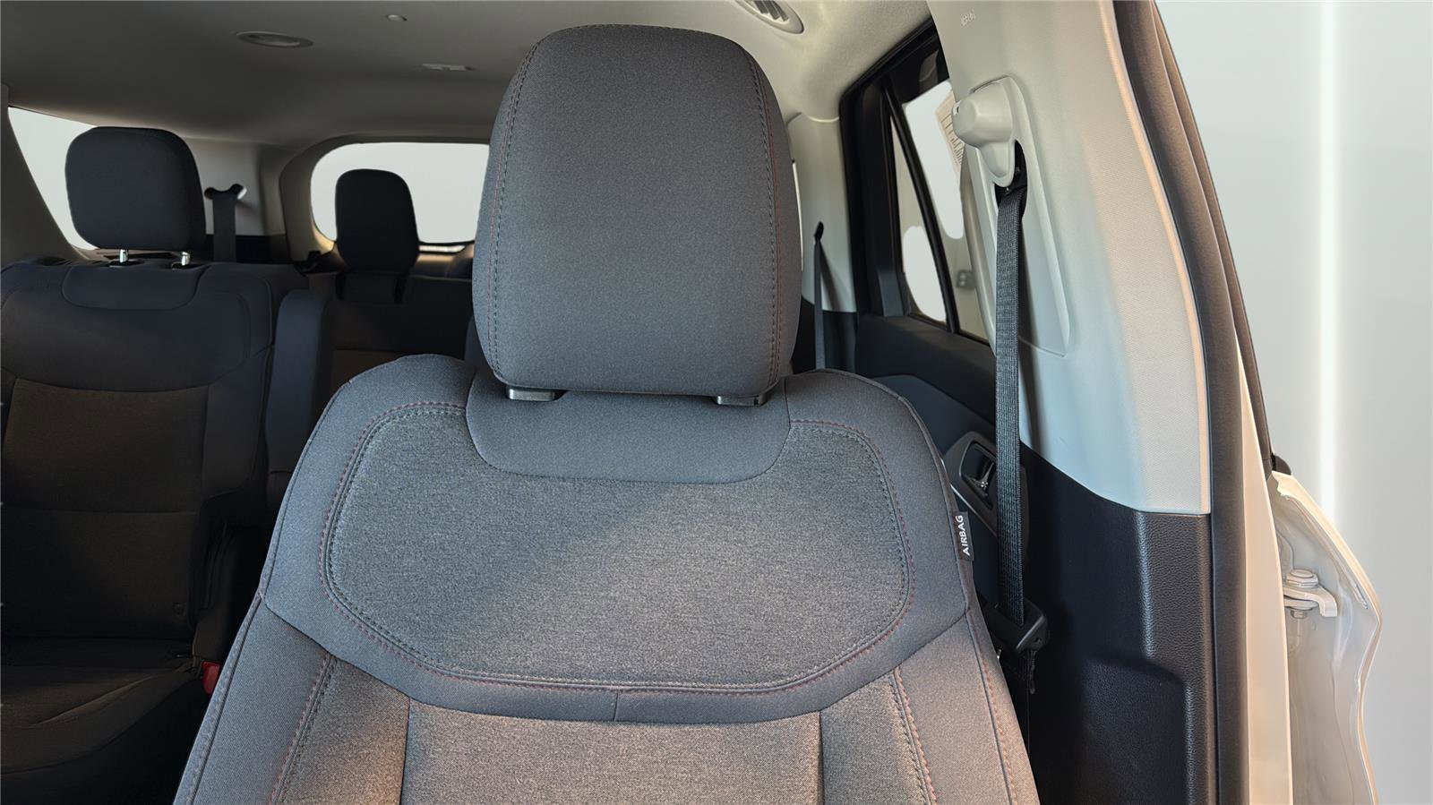 Used 2025 Ford Explorer Active AWD/4WD image 27