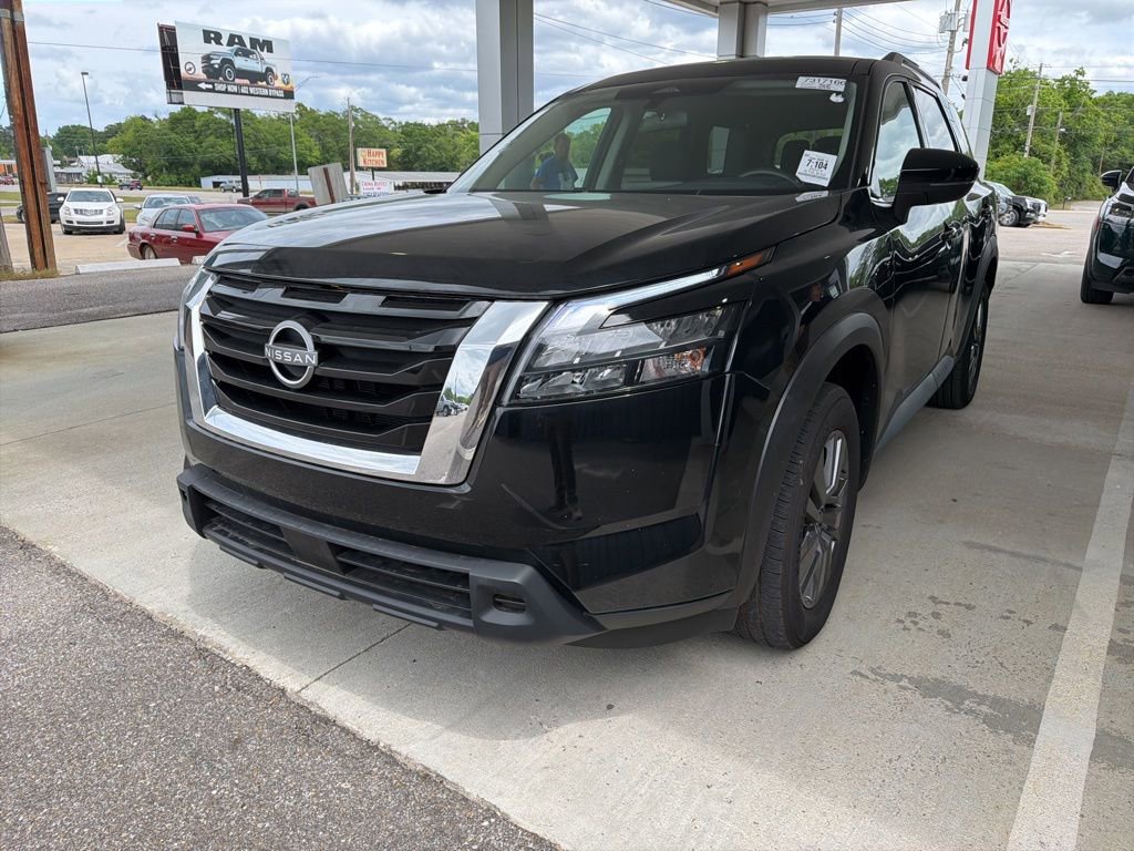 Used 2024 Nissan Pathfinder SV FWD image 1