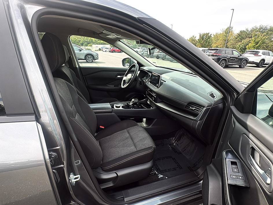 Certified 2025 Nissan Rogue SV AWD/4WD image 22