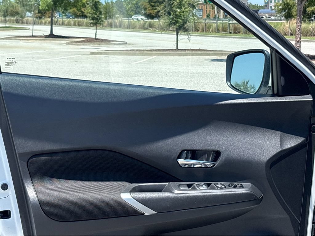 Used 2023 Nissan Kicks SV FWD image 3