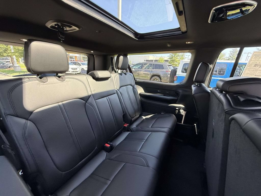 New 2026 Jeep Grand Wagoneer L 4WD w/ Premium Group I image 17
