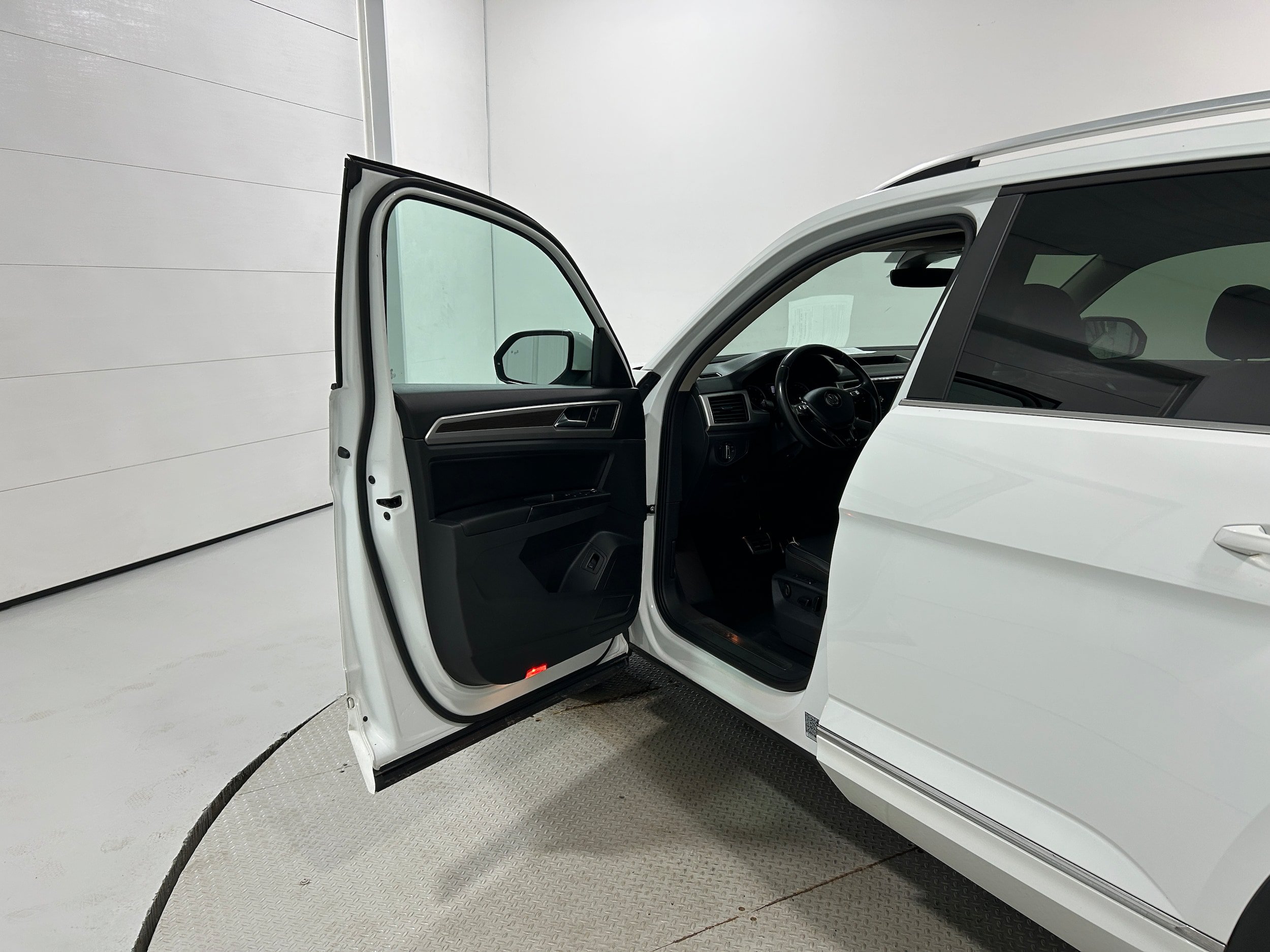 Used 2018 Volkswagen Atlas SEL w/ R-Line Package AWD/4WD image 22