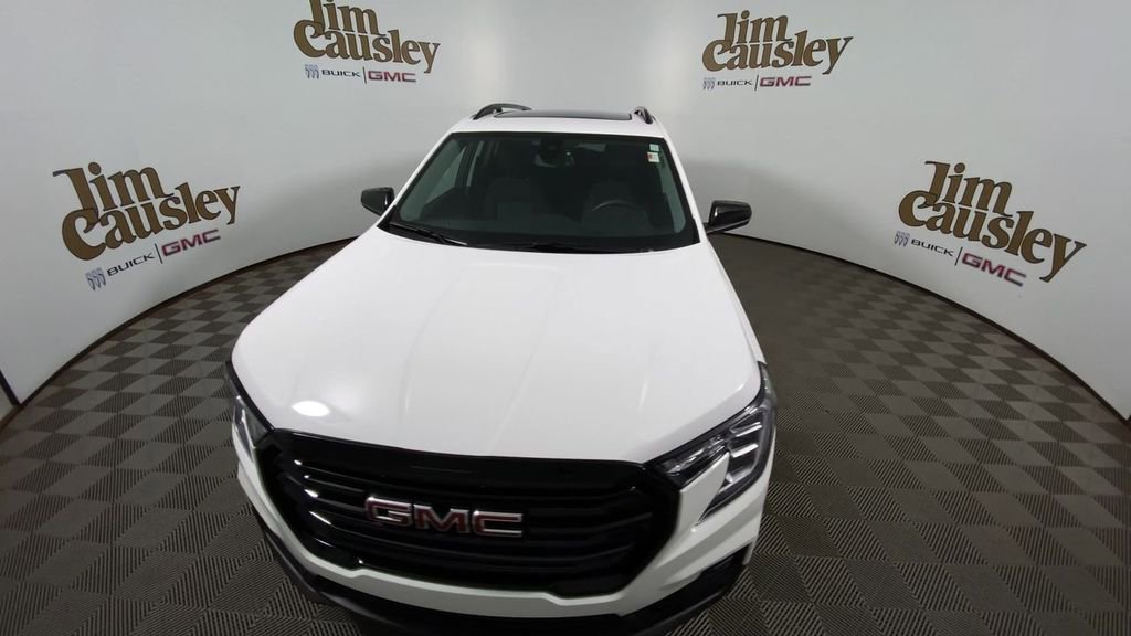 Used 2023 GMC Terrain SLE w/ Driver Convenience Package image 3