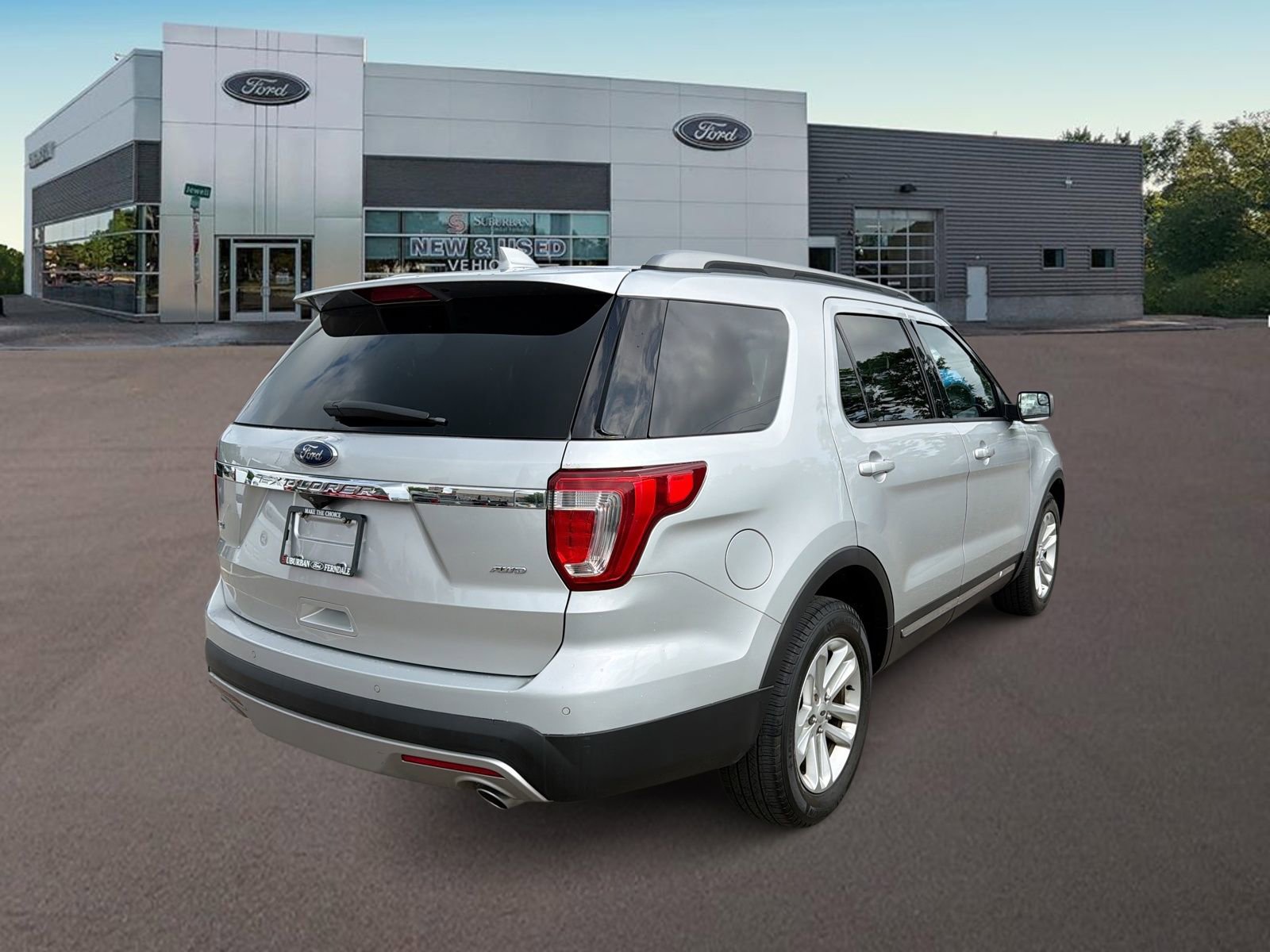 Used 2017 Ford Explorer XLT w/ Equipment Group 202A FWD image 11
