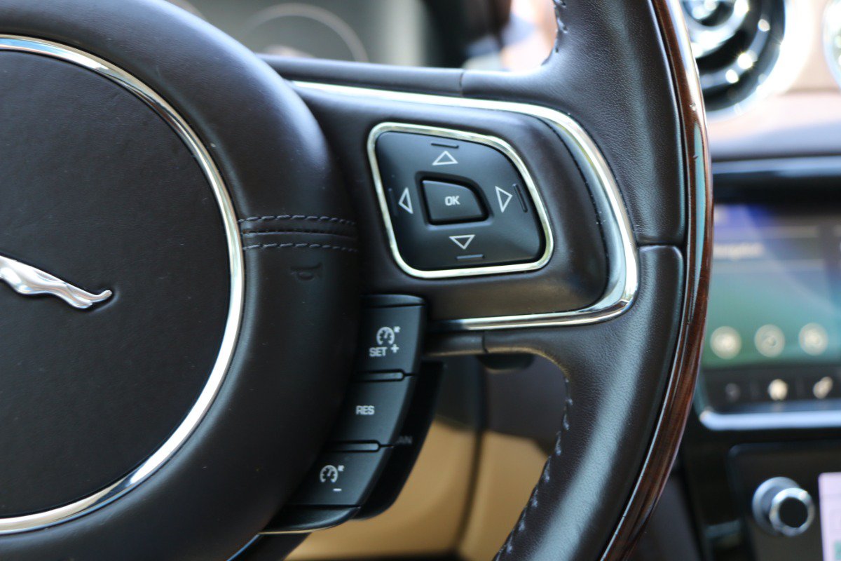 Used 2018 Jaguar XJ Supercharged RWD image 22