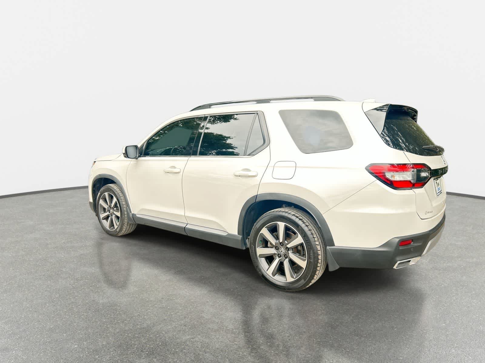 Used 2023 Honda Pilot Touring image 6