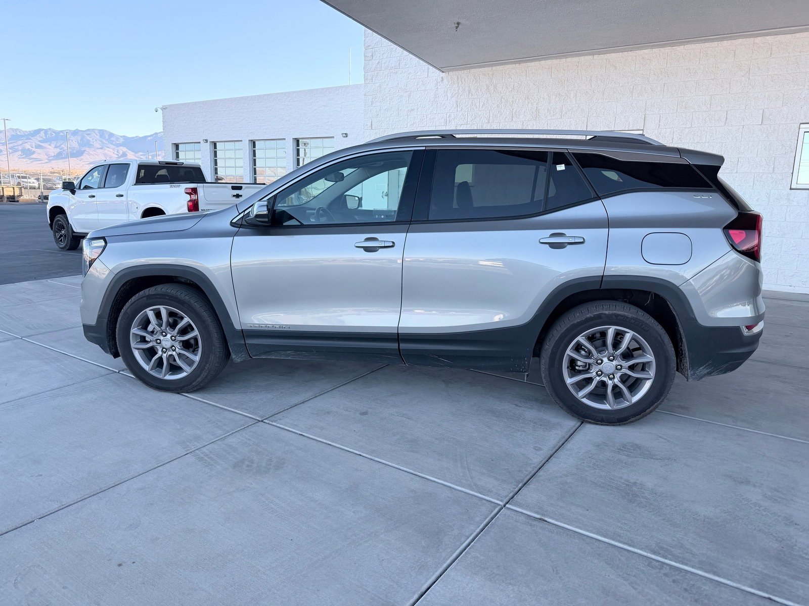 Used 2024 GMC Terrain SLT image 6