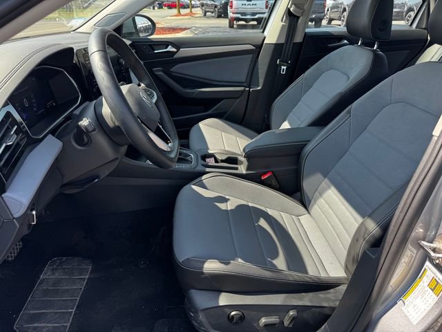 Used 2025 Volkswagen Jetta SE image 21