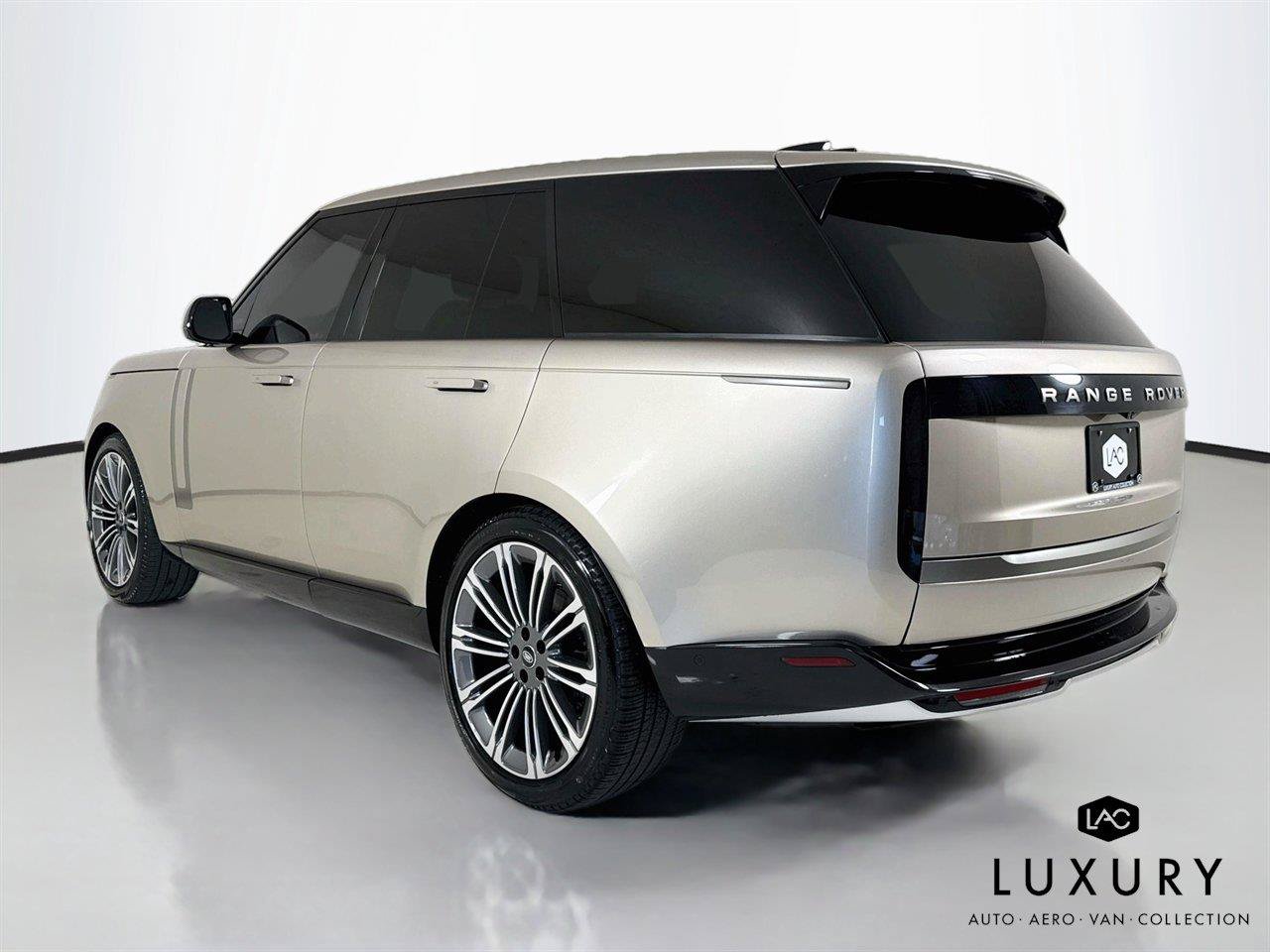 Used 2024 Land Rover Range Rover SE AWD/4WD image 8