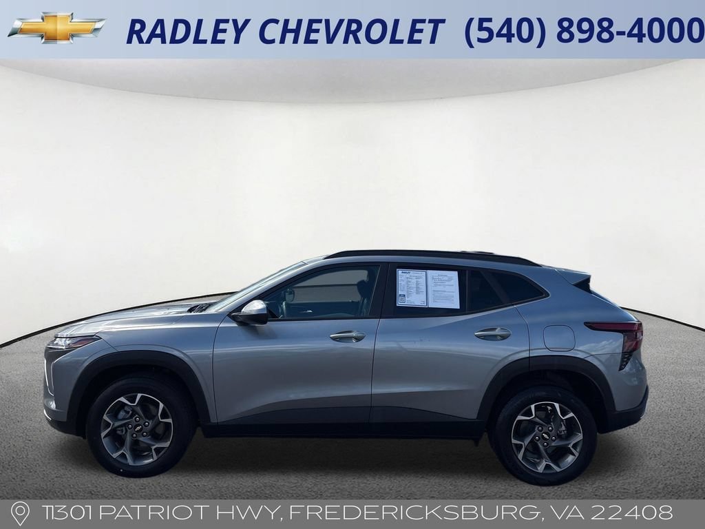 Used 2025 Chevrolet Trax LT w/ LT Convenience Package FWD image 17
