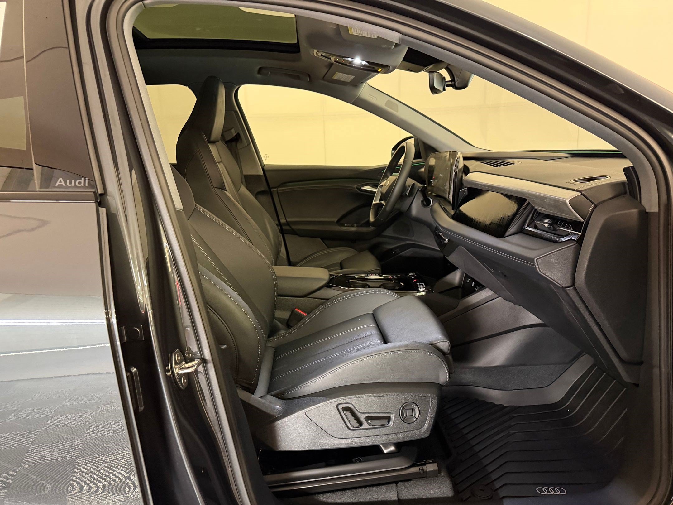 Certified 2025 Audi Q6 e-tron Premium Plus w/ Premium Plus AWD/4WD image 25