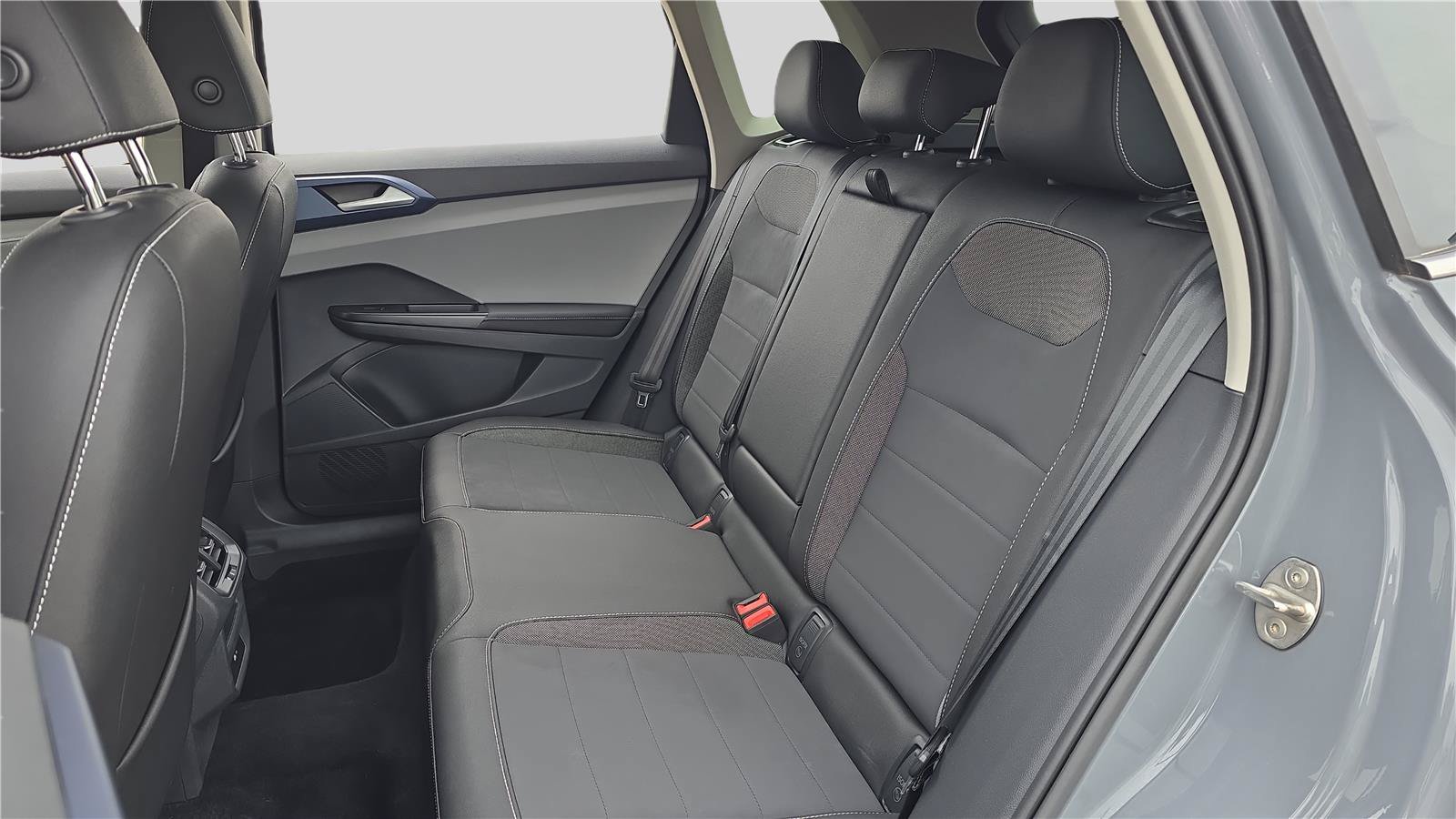 Used 2024 Volkswagen Taos SE w/ Panoramic Sunroof Package AWD/4WD image 18