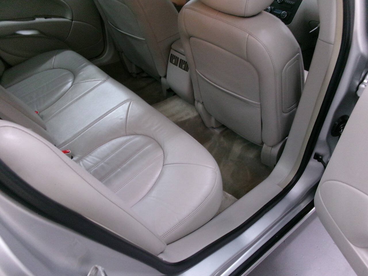 Used 2011 Buick Lucerne CXL FWD image 28