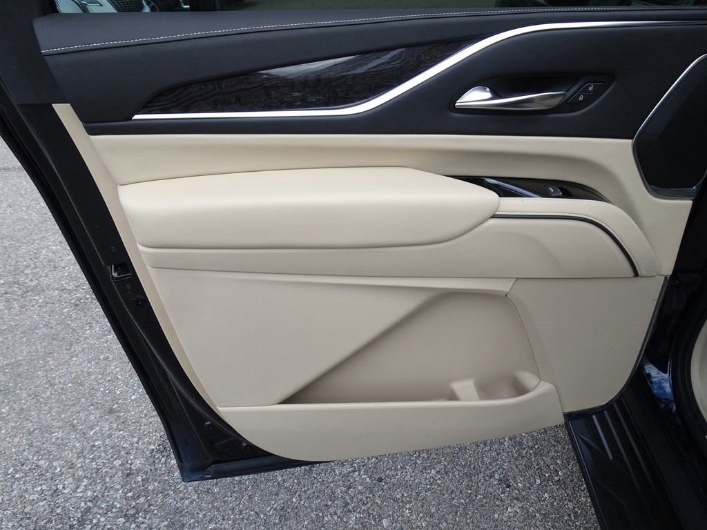 Used 2021 Cadillac Escalade ESV Premium Luxury AWD/4WD image 18