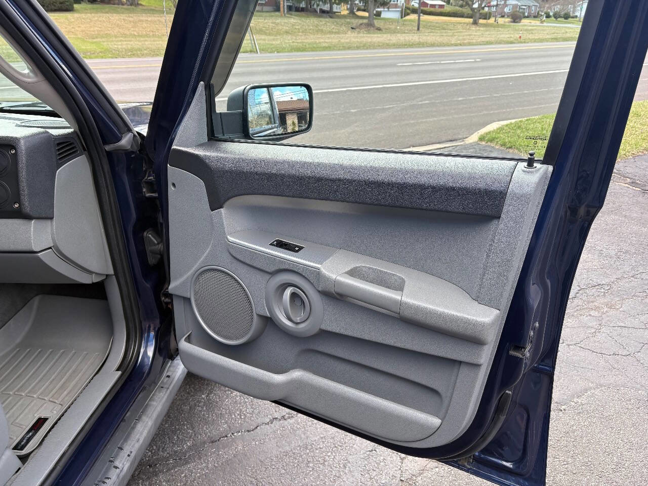 Used 2006 Jeep Commander Base 4dr SUV 4WD image 26