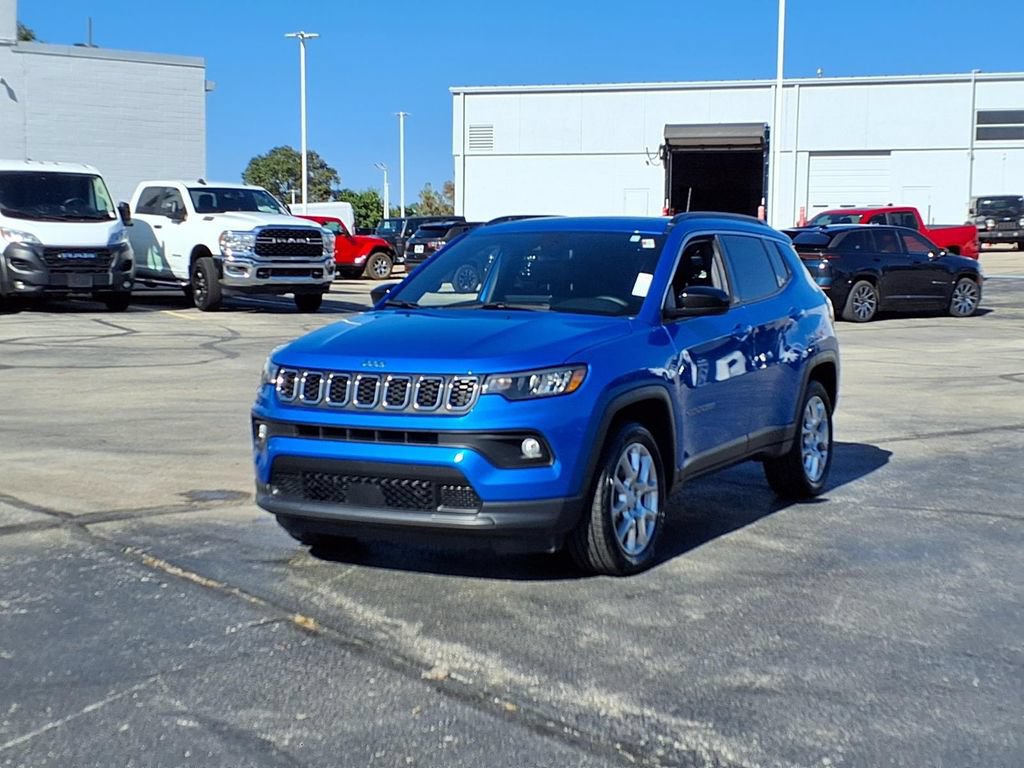 Used 2024 Jeep Compass Latitude w/ Sun and Sound Group AWD/4WD image 2