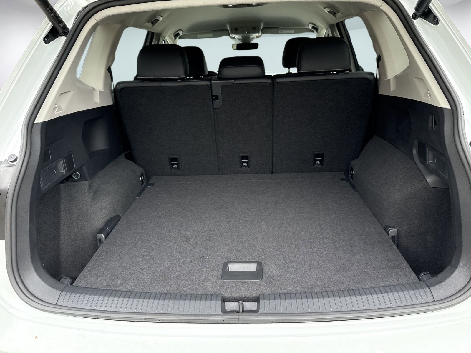 Used 2024 Volkswagen Tiguan SE image 28