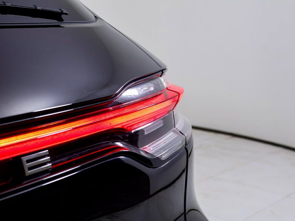 Certified 2025 Porsche Macan AWD/4WD image 12