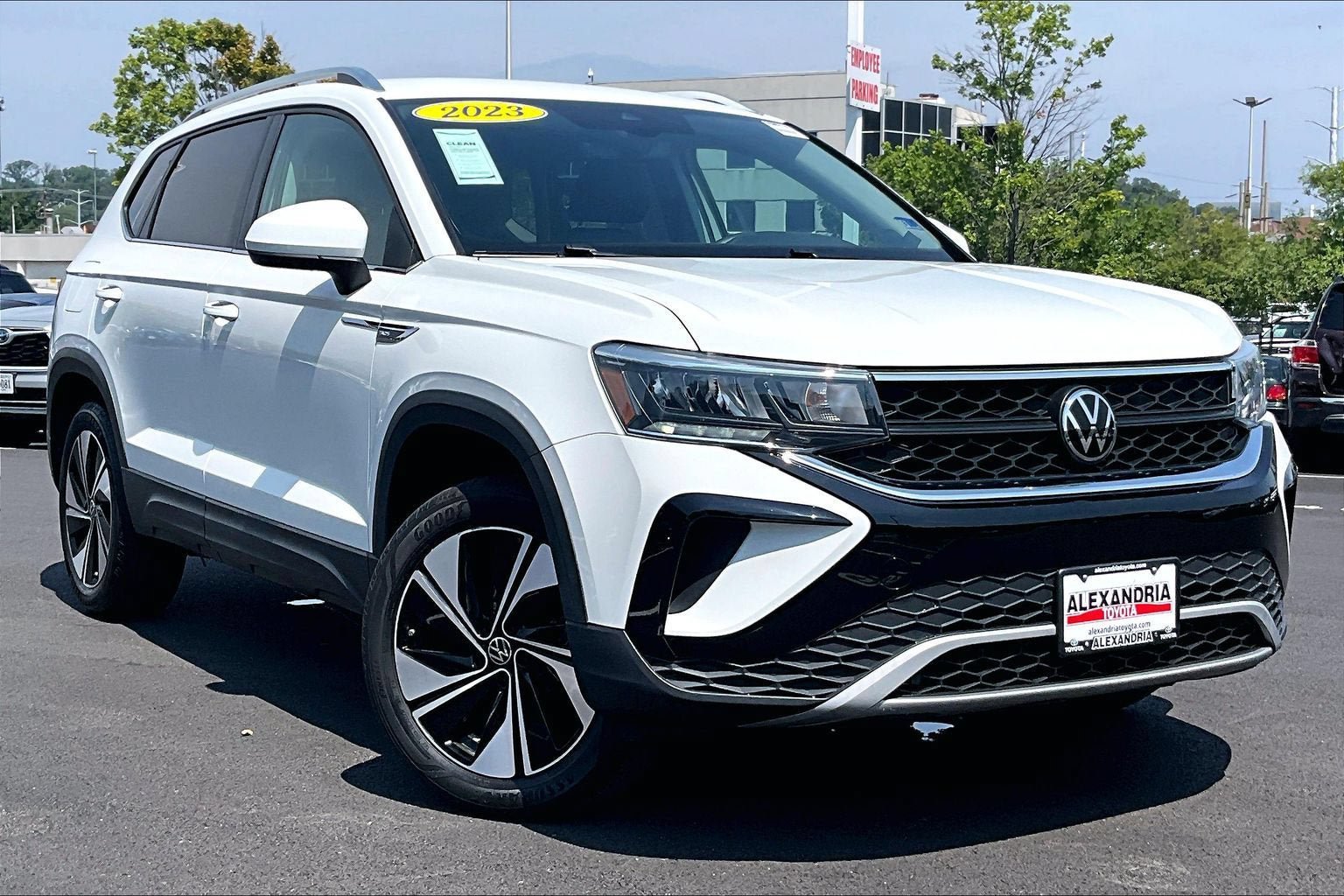 Used 2023 Volkswagen Taos SE AWD/4WD image 2