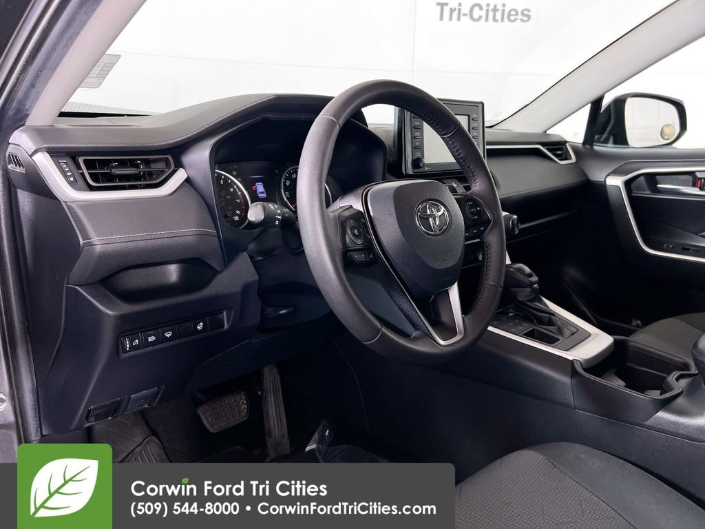 Used 2020 Toyota RAV4 XLE w/ XLE Grade Weather Package AWD/4WD video 3